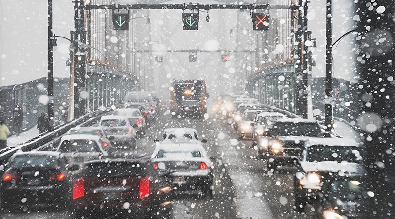 雨雪天气提前降速行驶